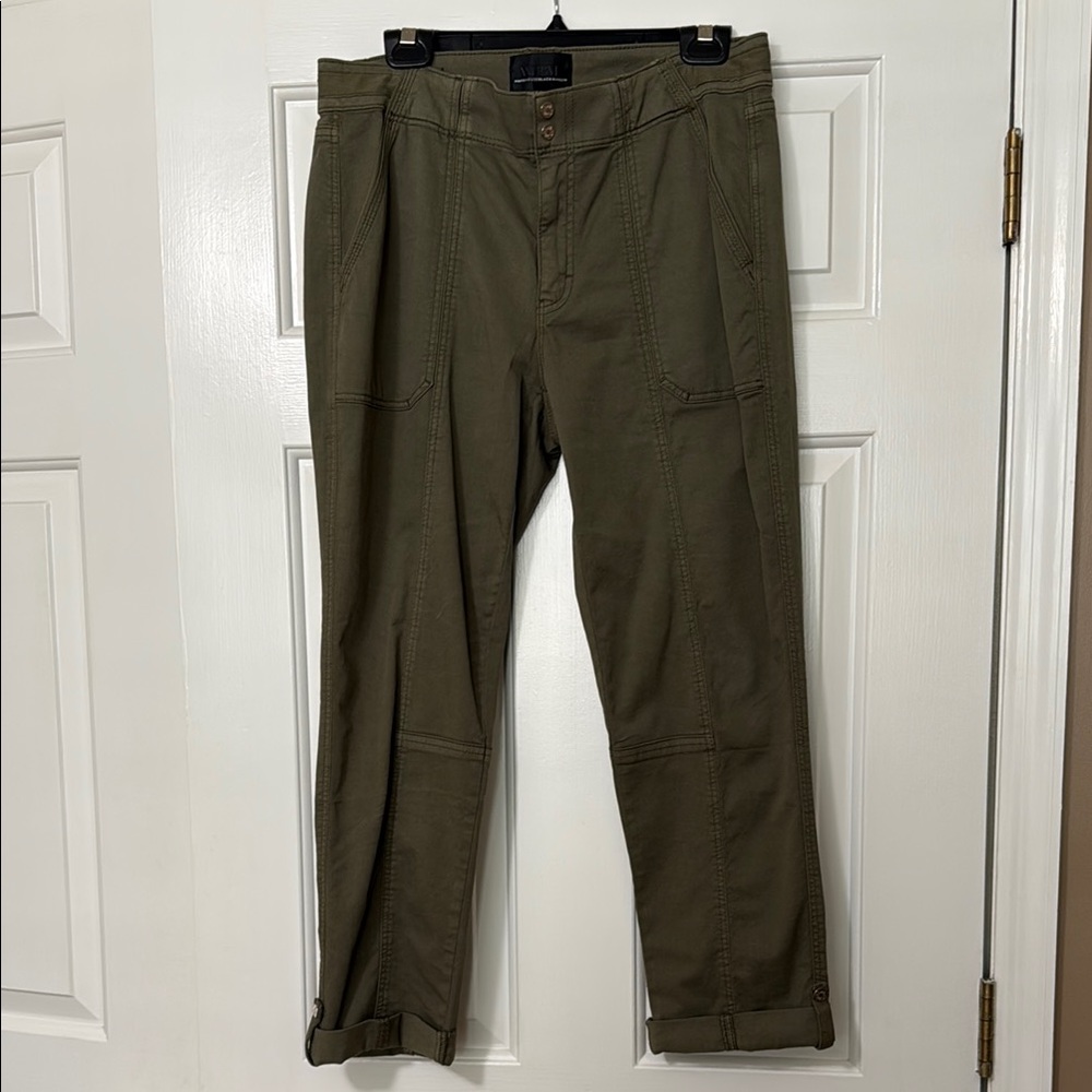 White House Black Market Green Ankle Cropped Pants